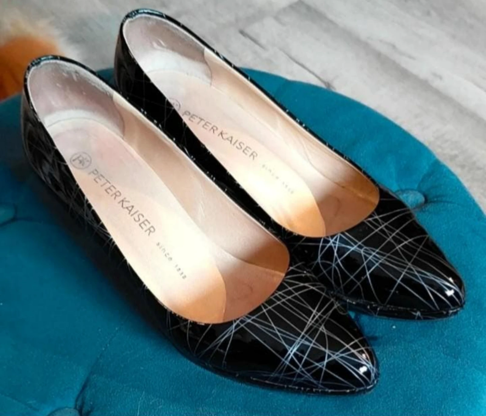 Klassieke zwarte dames pumps met grafisch patroon Peter Kais